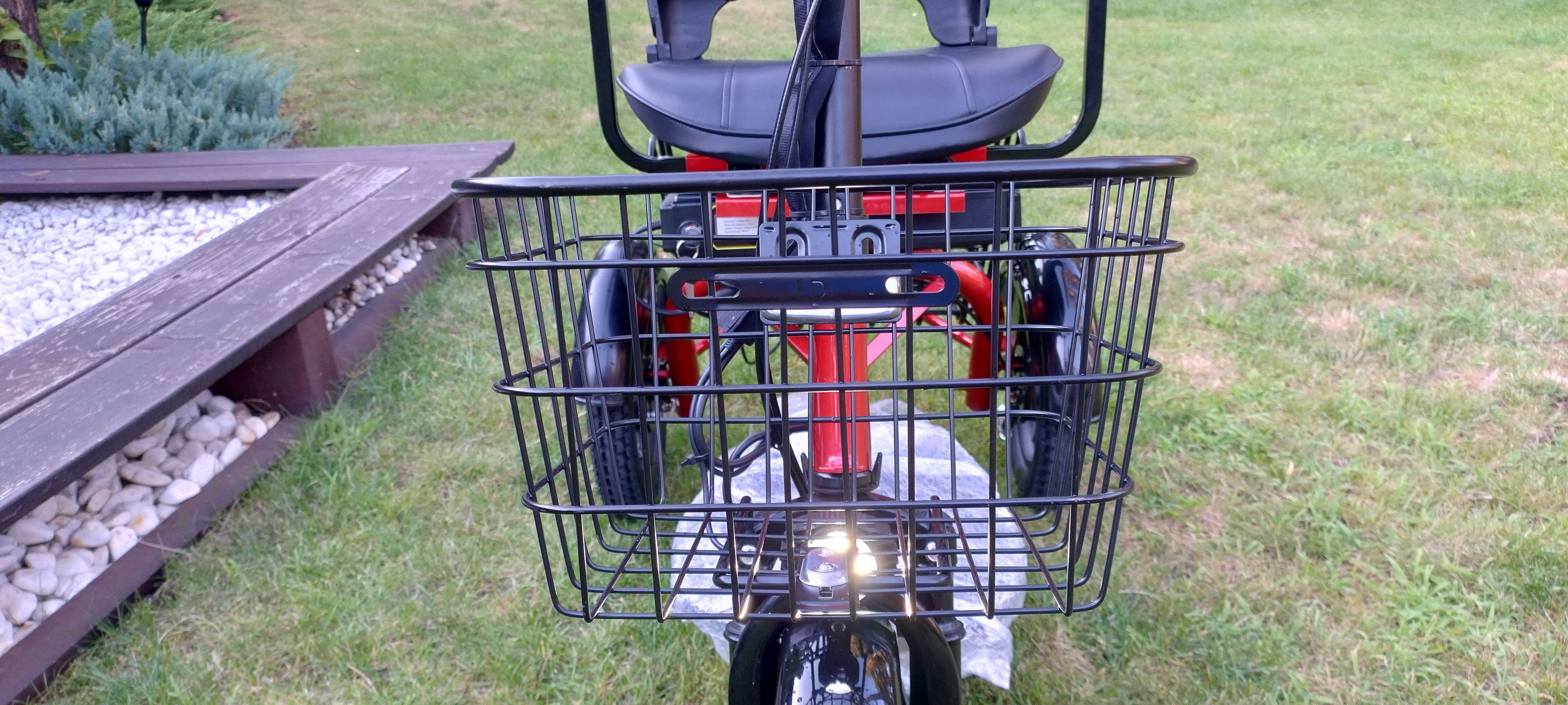 Skuter elektryczny DH0322 przód, światło, koszyk na kierownicy Skuter elektryczny DH0322 przód, światło, koszyk na kierownicy