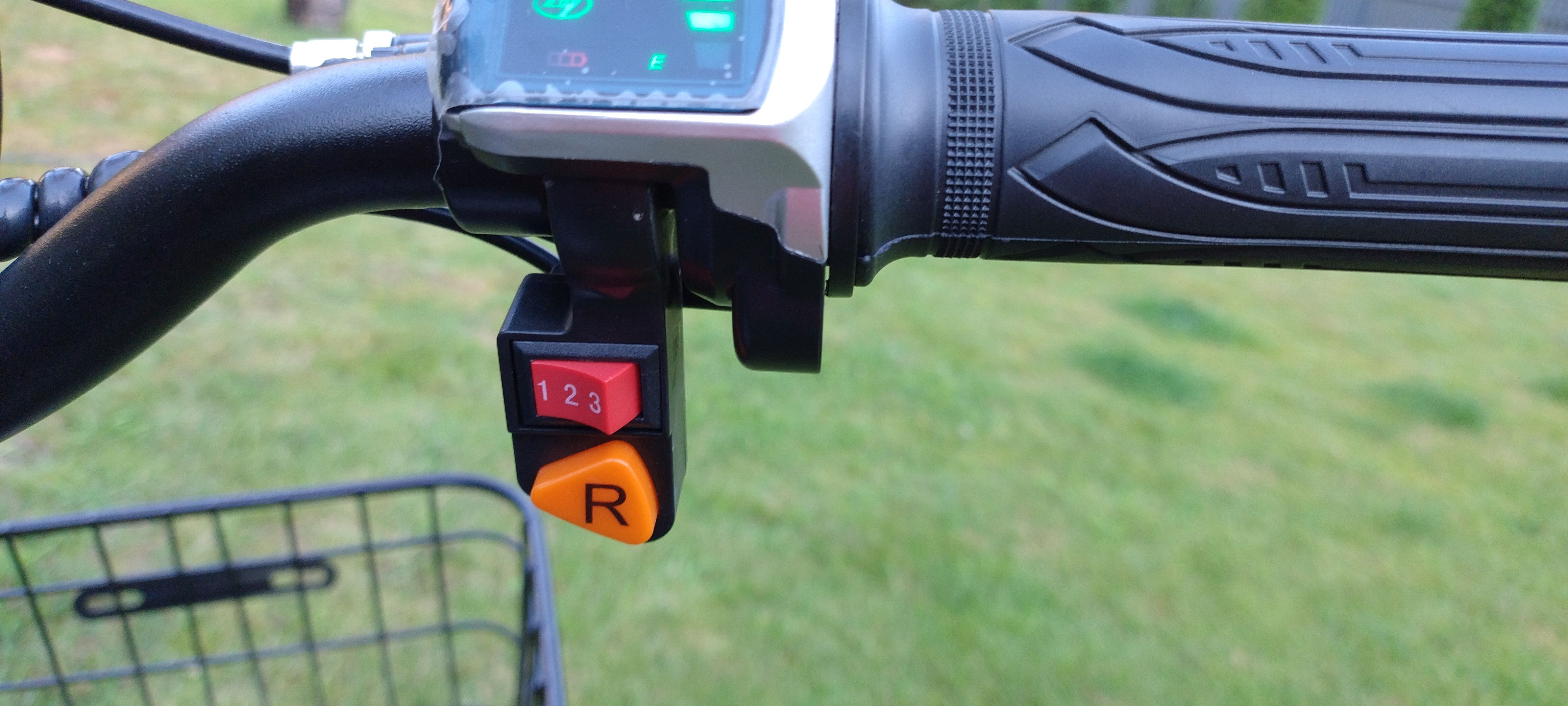 Skuter elektryczny DH0322 przyciski zmiany biegów Skuter elektryczny DH0322 przyciski zmiany biegów