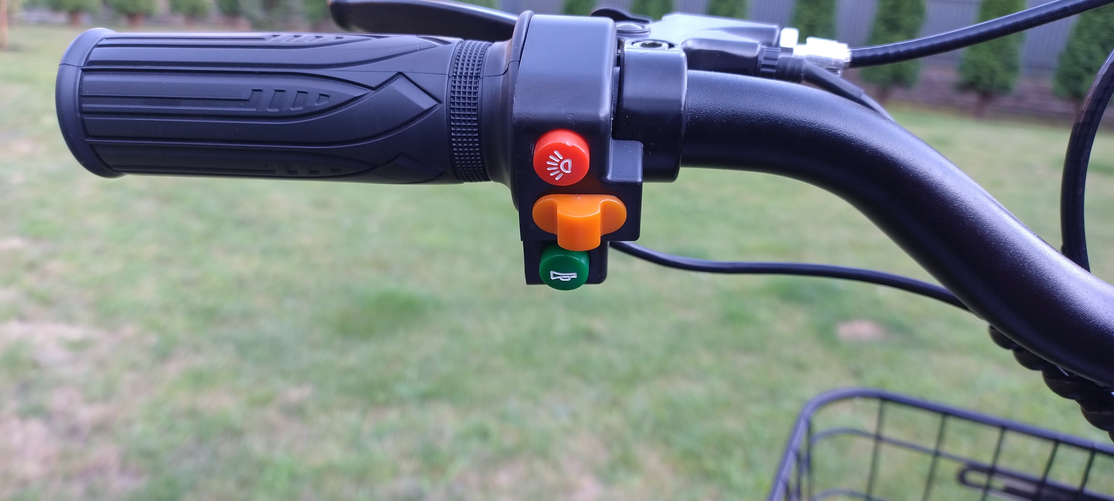 Skuter elektryczny DH0322 przyciski oświetlenia, kierunkowskazów, klakson Skuter elektryczny DH0322 przyciski oświetlenia, kierunkowskazów, klakson